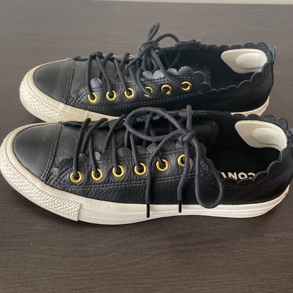 Women Converse size 7 black leather sneakers( runs 1/2 size bigger) - Picture 2 of 9